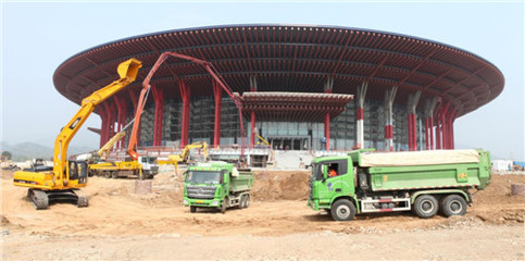 福田汽车与雷萨泵送机械 绿色装备助力APEC场馆建设